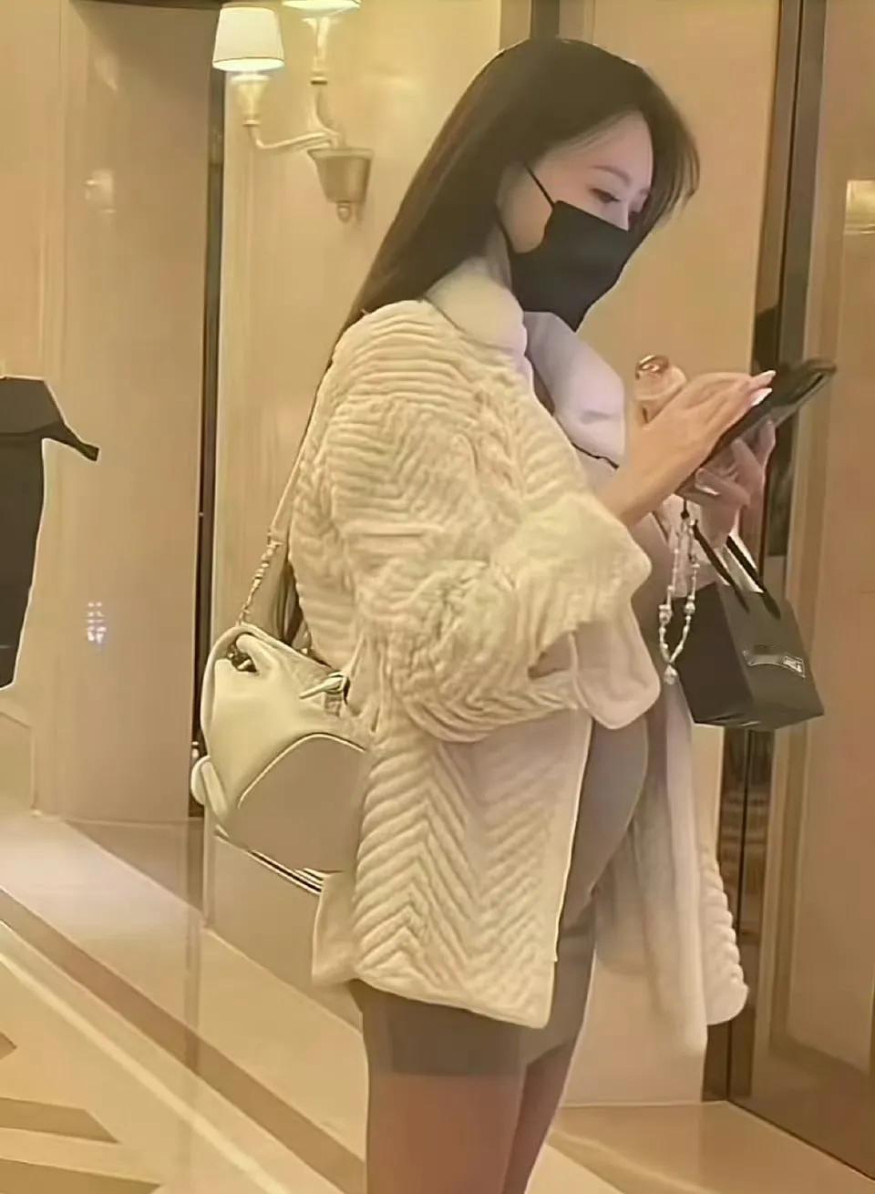 黄晓明前女友叶珂近日在直播中透露，她已经生完宝宝了，还问网友看她保养的好不好，是