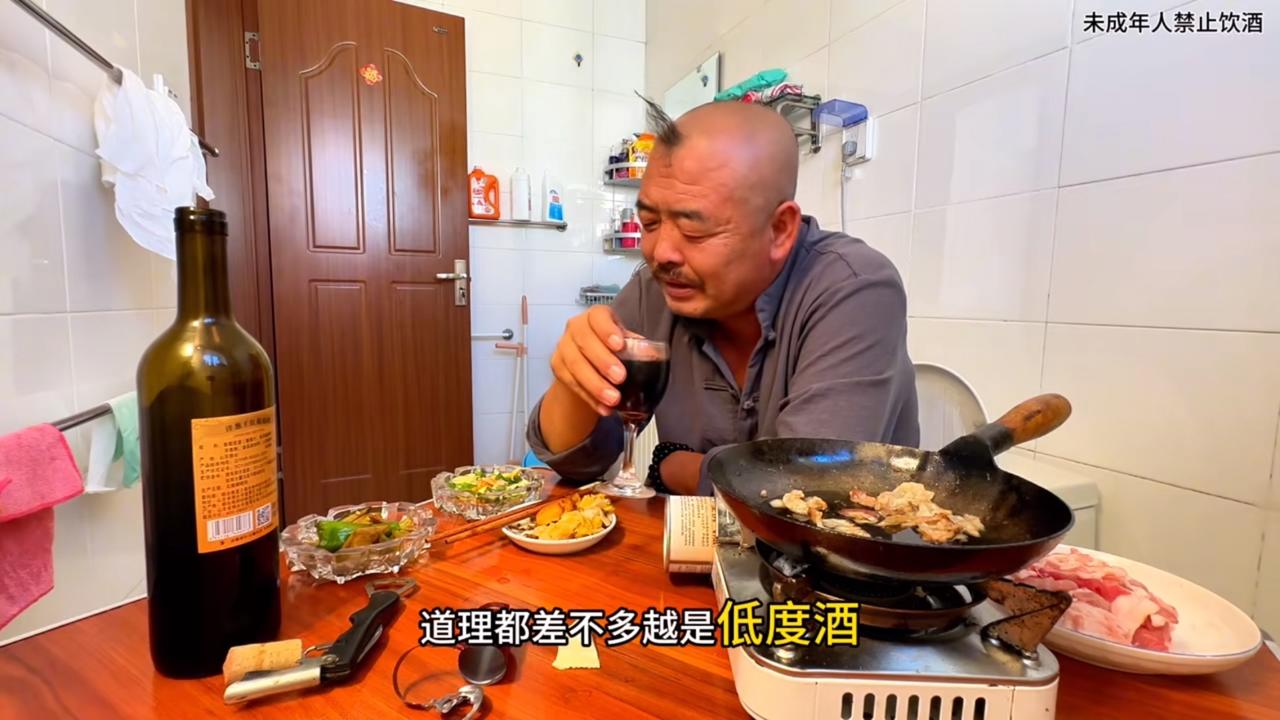这个沙和尚前段时间老有才了，厕所里头吃烤肉，人家并不是拿着凳子坐着，而是坐在马桶