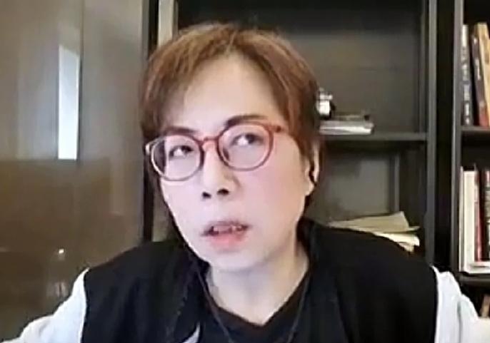 我实在是不能理解黄智贤这个人了，高金素梅被民进党调查侦讯，结果黄智贤在直播的时候