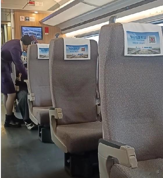 高铁上，一位小姐姐接着接着电话就哭出了声，她的一句“我没妈妈了……”戳中了多少人