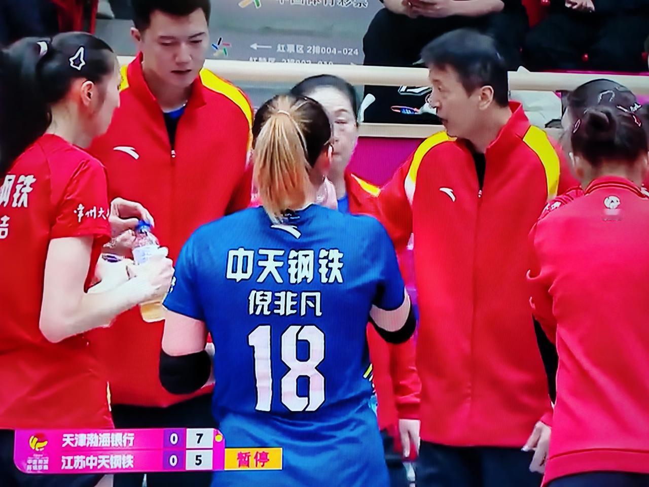 女排排超联赛半决赛，天津女排对阵江苏女排，天津女排首发阵容是孟豆，娜塔莉娅，马丁