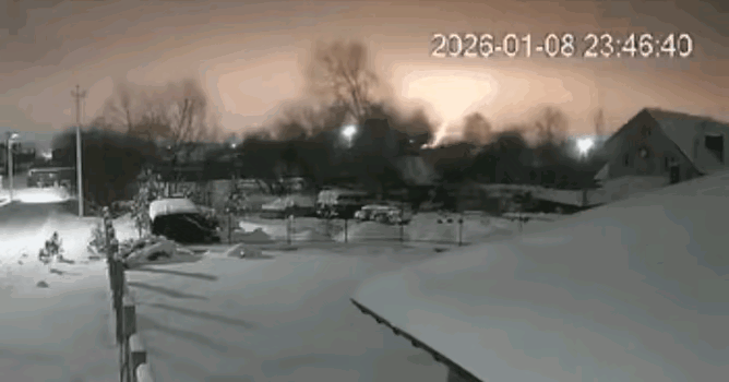 如果只发这个动图，所有人都认为那是闪电，但这是“榛树”导弹。

太恐怖了，这还怎