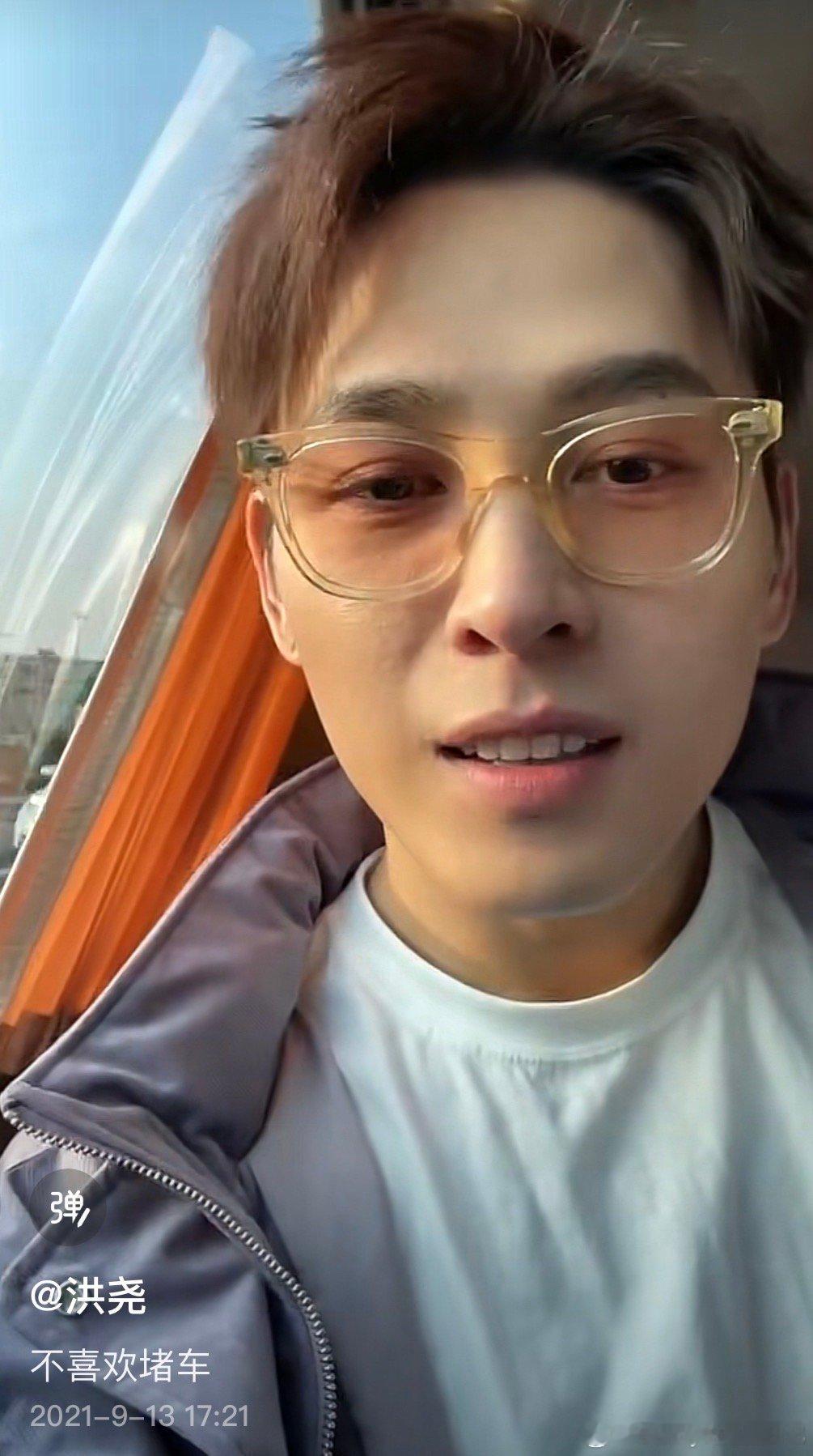 #吴谨言洪尧三年前领的证# 原来吴谨言洪尧三年前就领证了，有网友在2021年9月