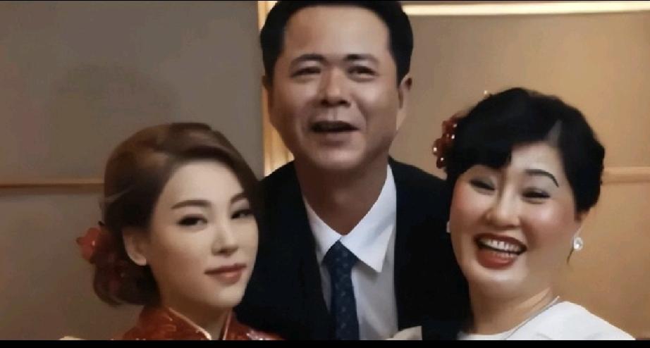 相由心生，眼神不骗人。
蔡天凤和她的妈妈、继父的合照好温馨，继父笑的可爱，妈妈性