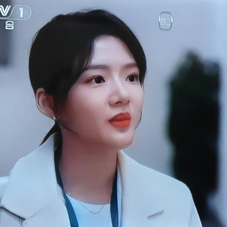 央视热播剧《家事法庭》中，沈谢秩和秦睿分手后还彼此牵挂着对方，秦睿被室友法医刘恋