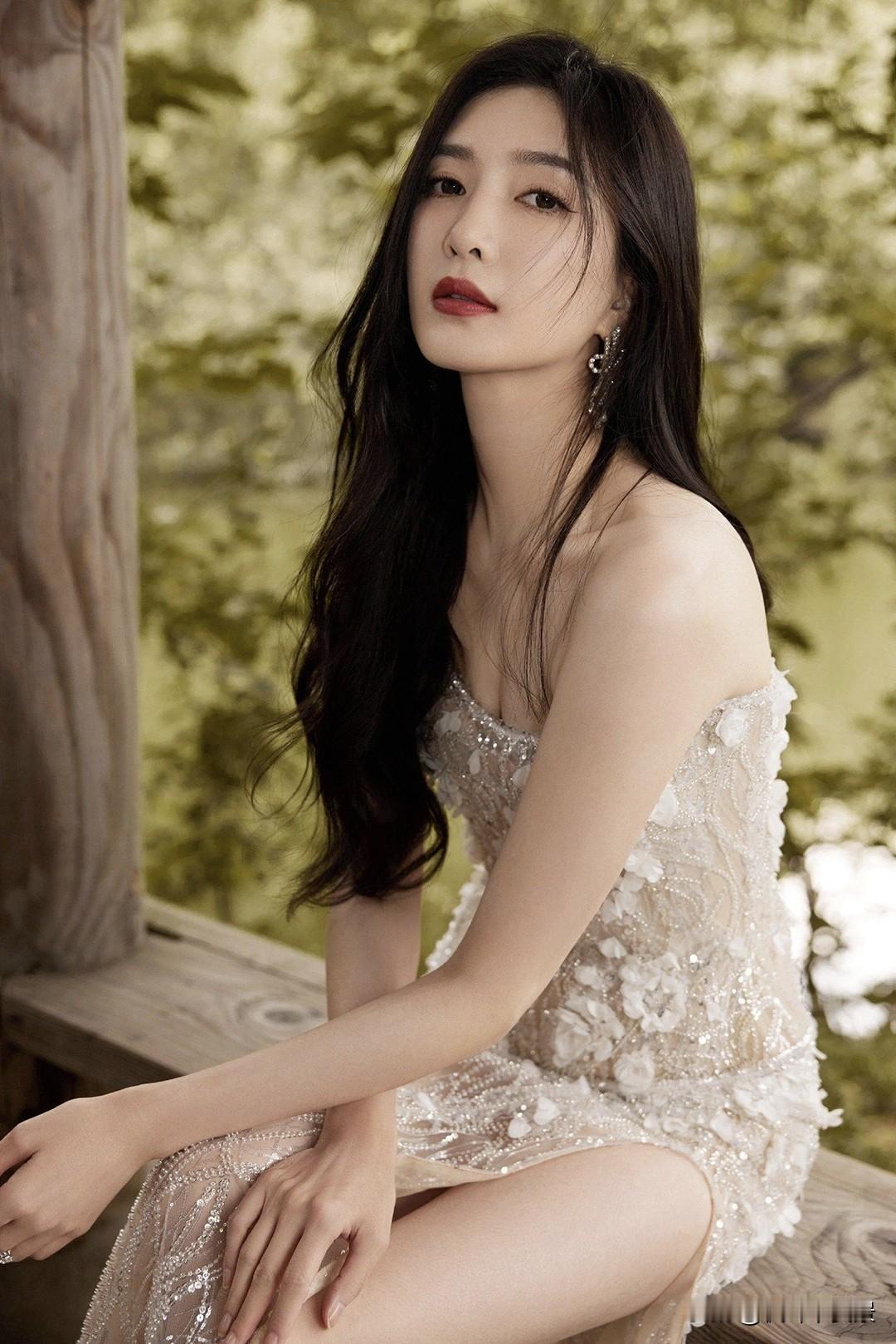 枫叶🍁江疏影 | 真敢穿！齐肩拖尾透视裙造型惊艳，网友直呼太美了。看看你拍摄的