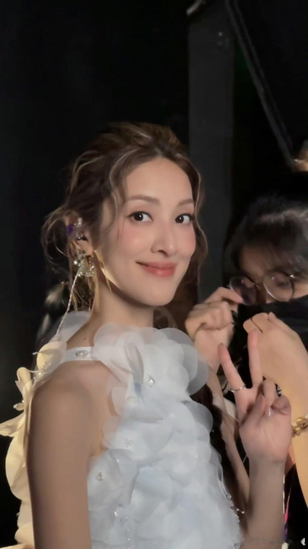 陈凯琳擂辣椒梦女 陈凯琳港姐爱上长沙美食被凯琳姐姐的温柔气质治愈，又被长沙特色美