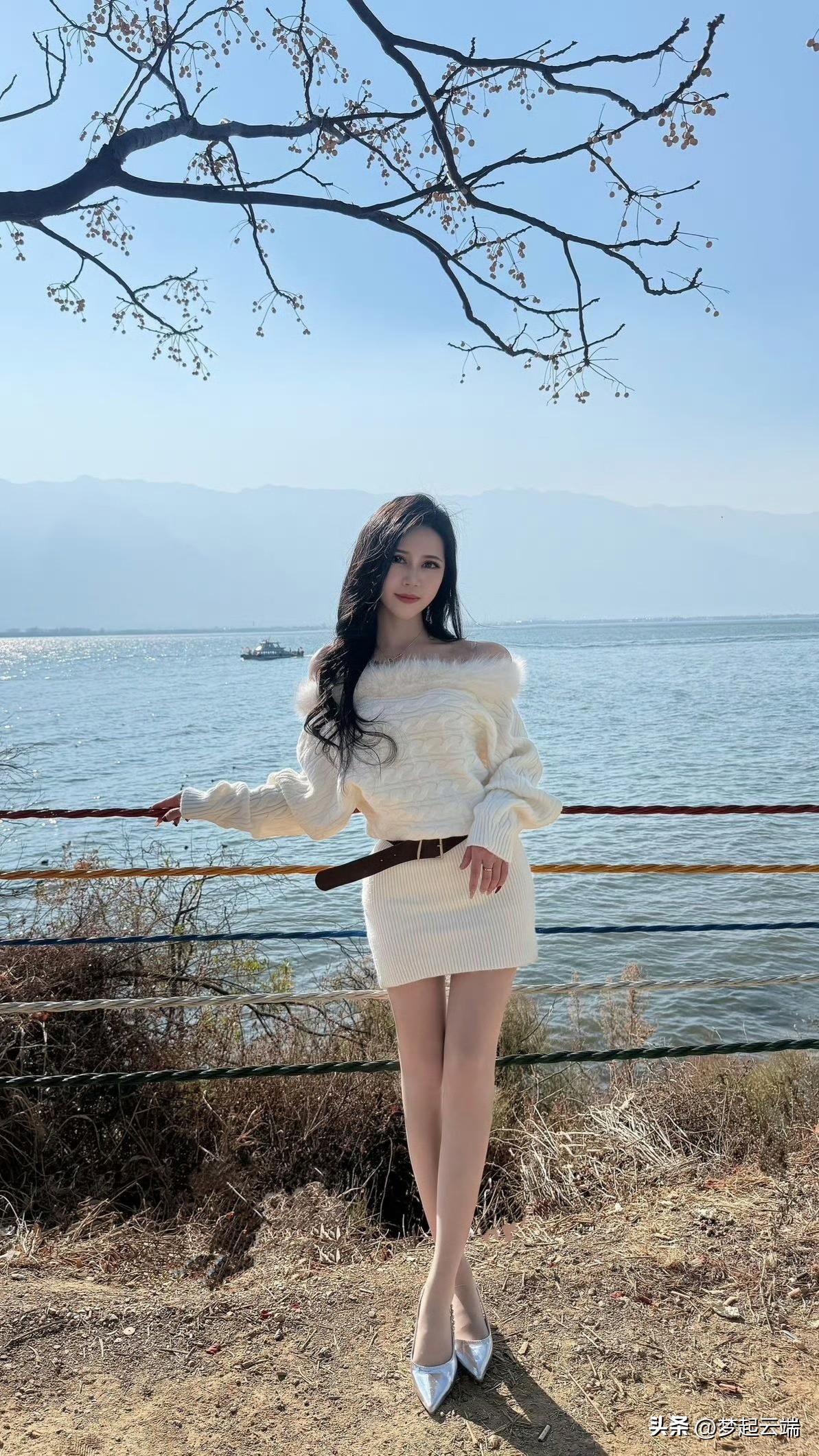 “湖畔风姿绰，白衣似雪飞”，这画面感直接拉满！想象在宁静的湖畔，微风轻拂，湖水泛