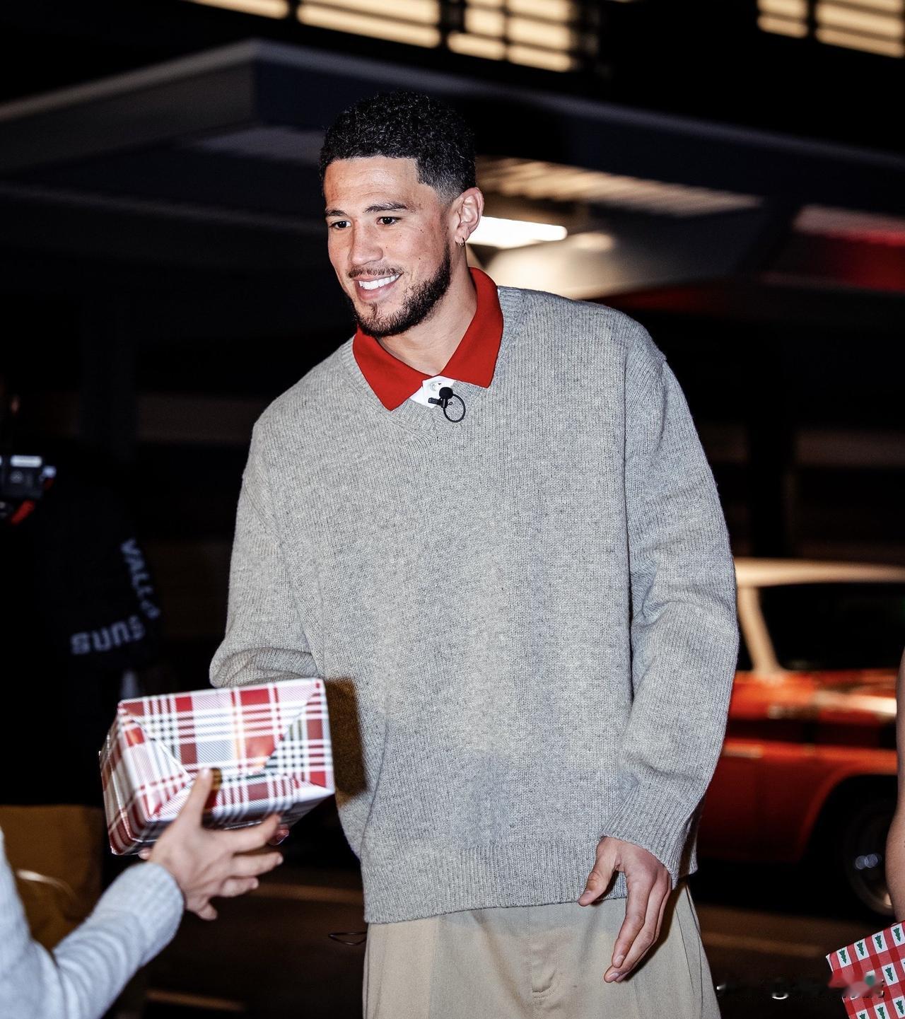 场上场下的布克作为超级球星，其人品真没话说！

昨晚，布克举办了一场节日派对，为