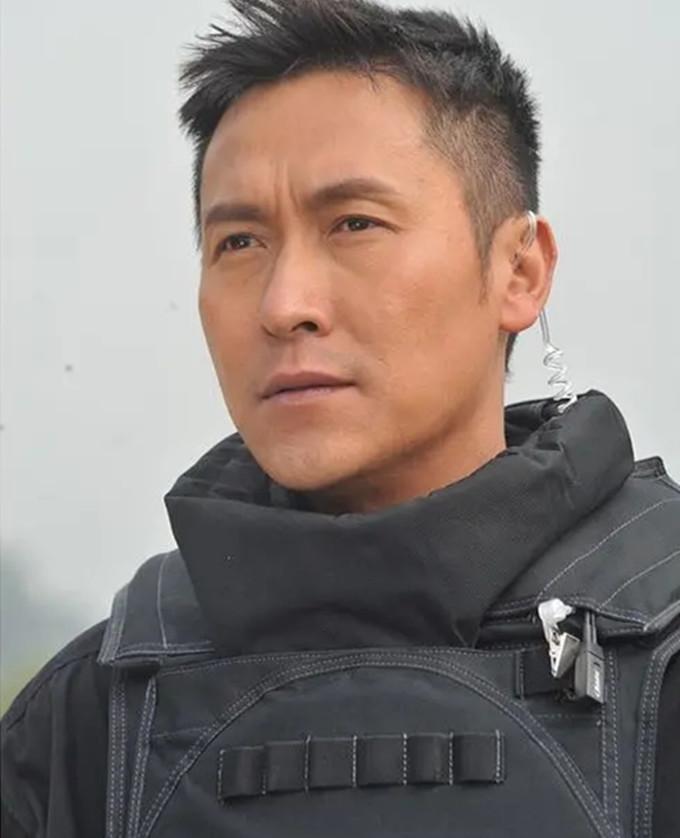 感动全场！马德钟出席粉红天使慈善华服夜，用歌声致敬抗癌女性
1984年，马德钟报