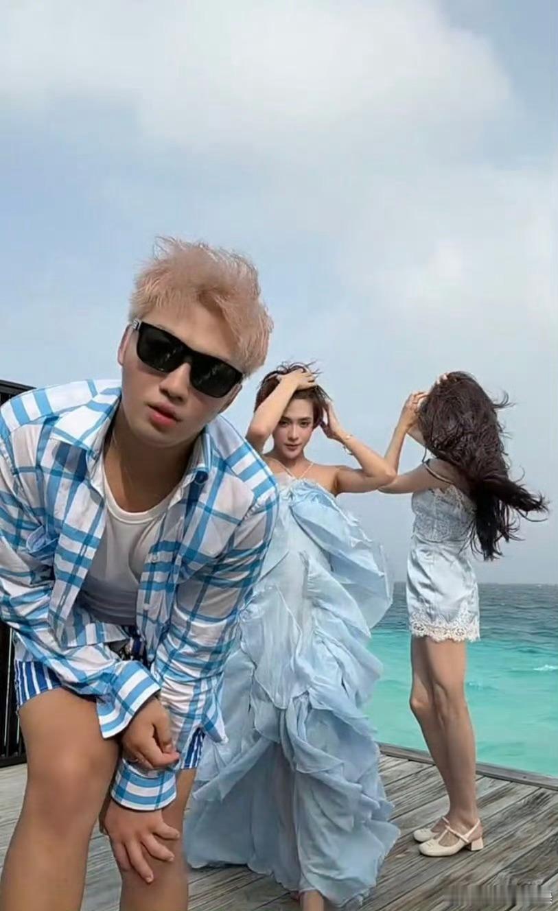 小澈回应穿比基尼曝小澈马尔代夫度假 小澈回应穿比基尼，在马尔代夫度假 