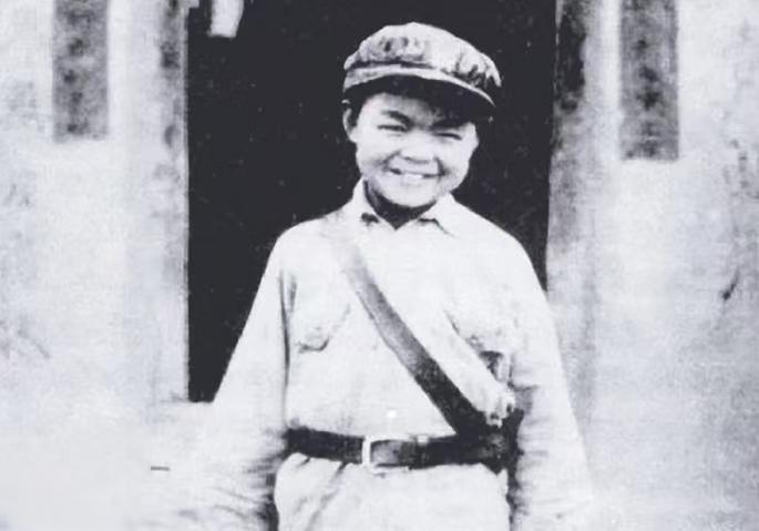 “您给我们评评理！”1936年在延安，一群小毛孩拦住了毛主席的去路。
 
他们是