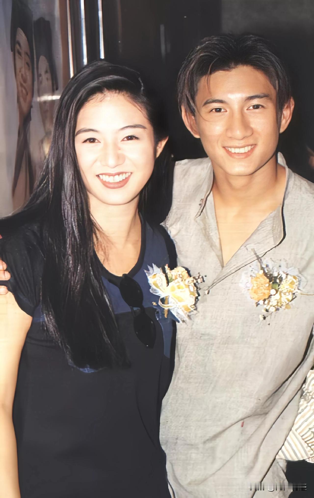 如果你不认识左边那个美女你就吃亏了……哈哈！
确实很美丽，长发飘飘，眉眼弯弯。
