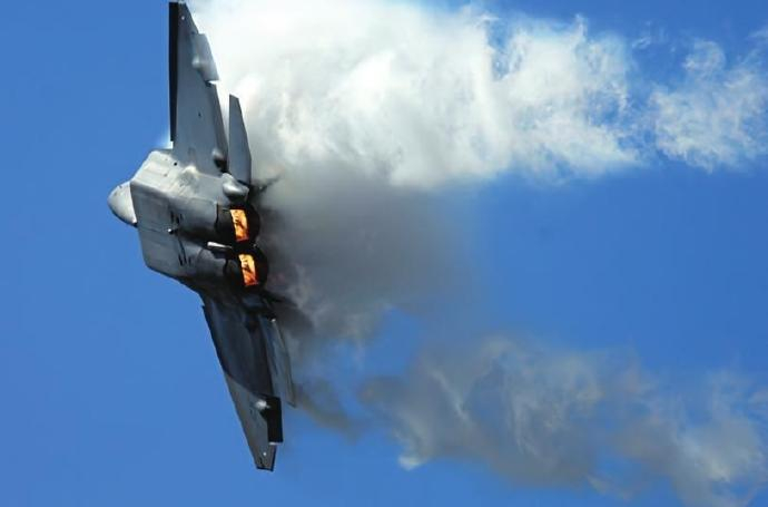 每天认识一件兵器 美国F-22“猛禽”战斗机机身长度：18.92米机身高度：5.
