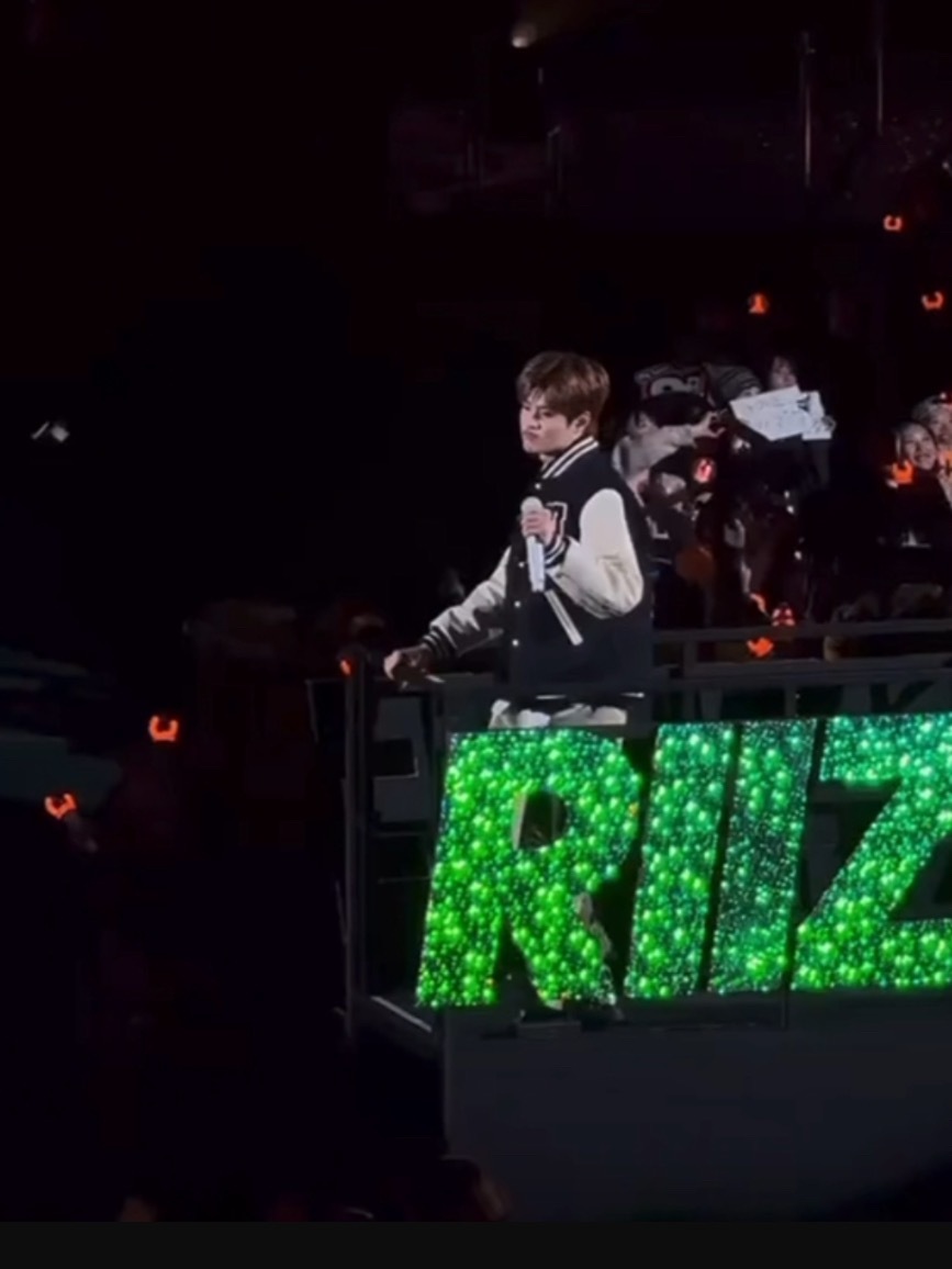 大老远都能看出来他撅着个鸭嘴 