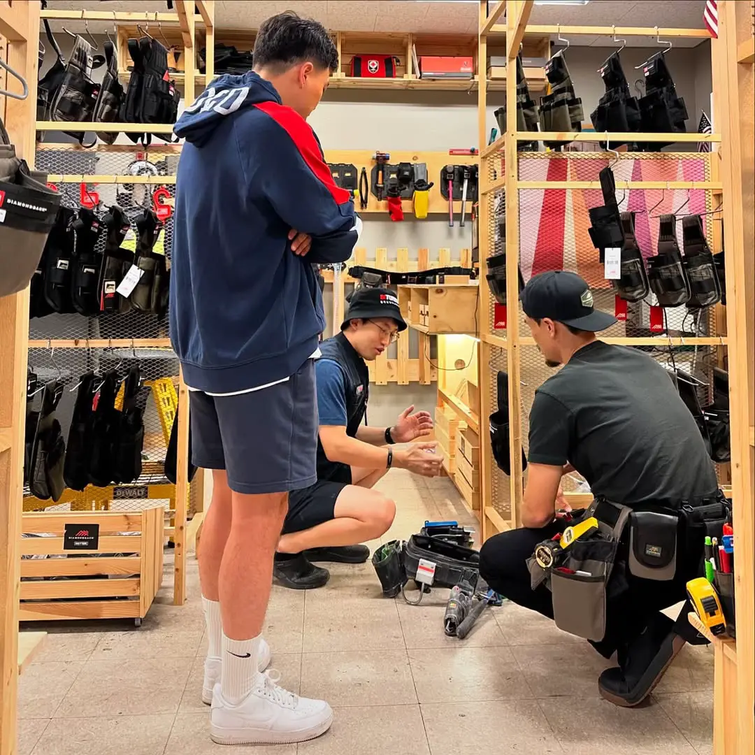 什么叫提供情绪价值？就是用自己过剩的能量把对方从各种消耗之中拽出来，并...