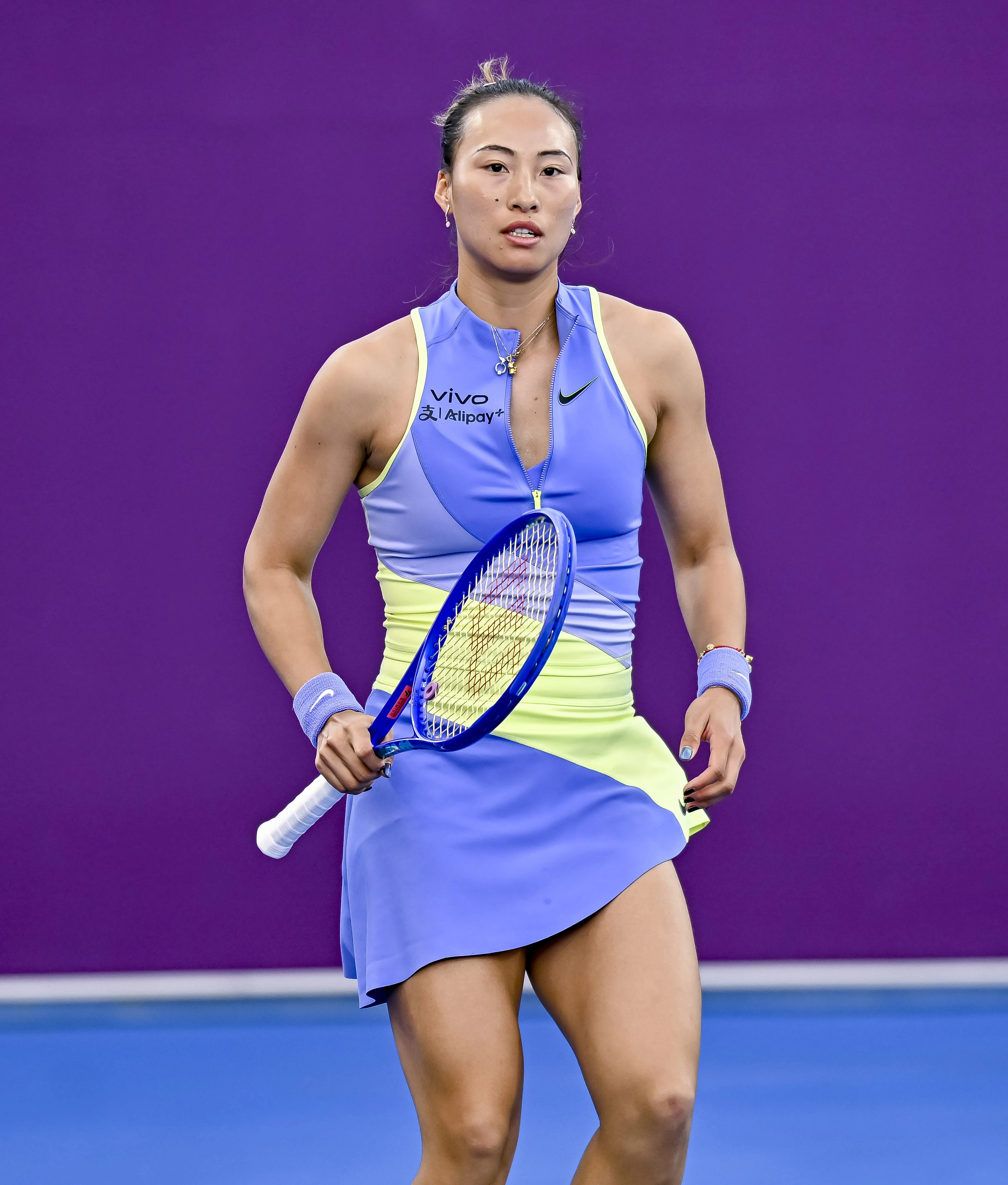 郑钦文晋级多哈女单16强🎾WTA1000多哈站女单1/16，决胜盘两度破发，最