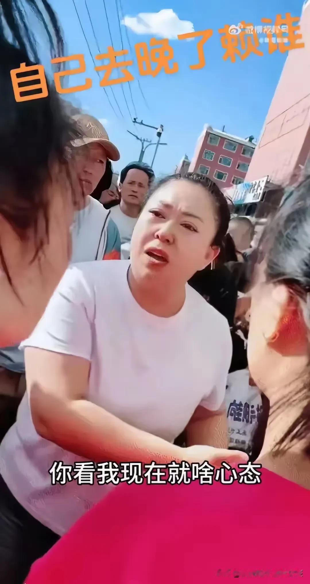 孩子妈妈情绪失控，在考场外大闹，原因是孩子迟到了没能进去！
孩子妈妈觉得孩子十分