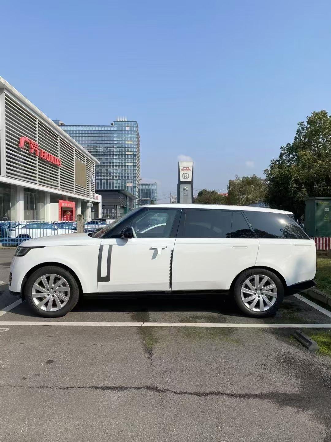 25款揽胜 盛世加长 400PS指导价145.2 白色外观/琥珀色内饰指导价14