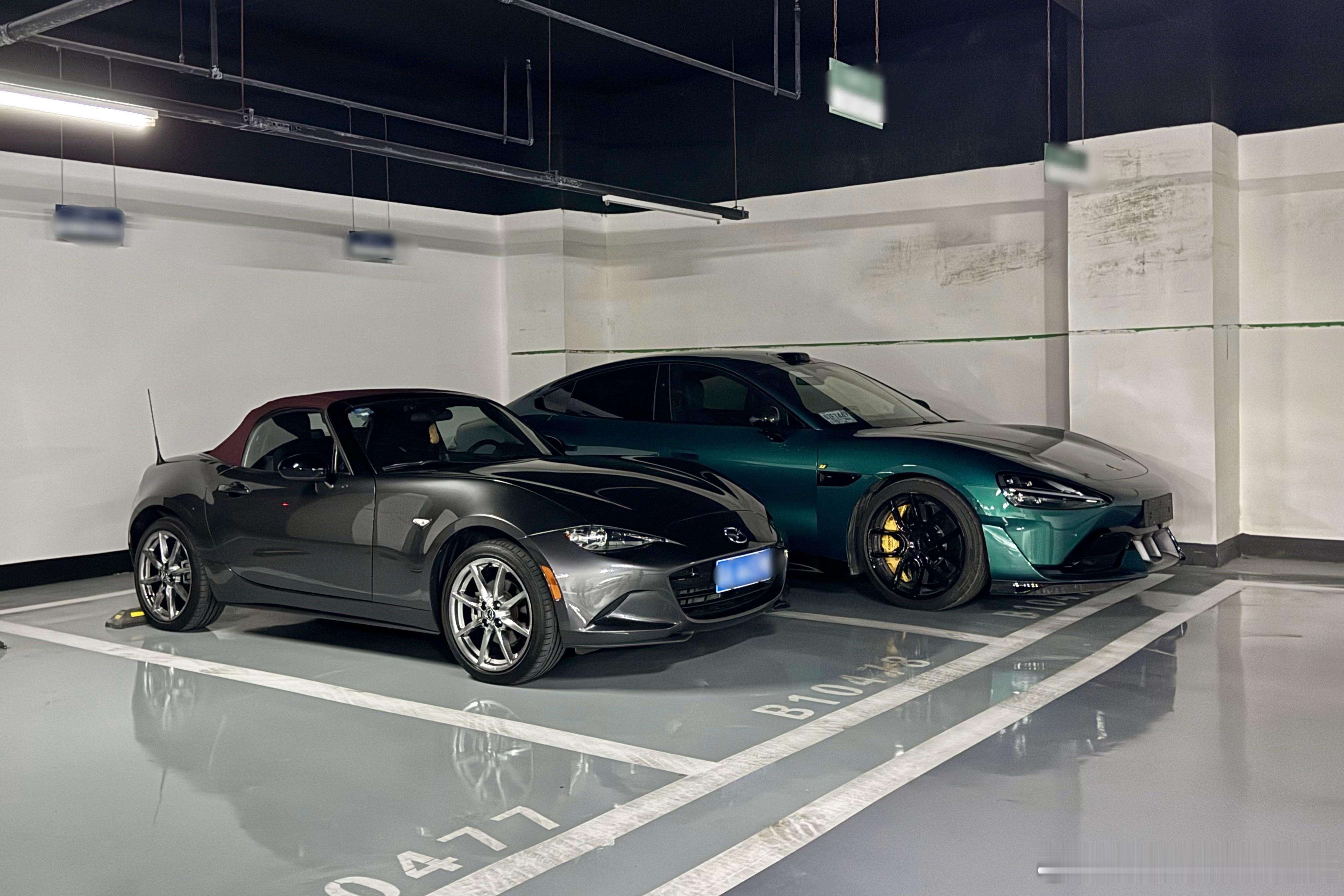 回北京了，晚上把mx5和小米SU7 Ultra停在了一起，俩车后轮都顶在限位器上