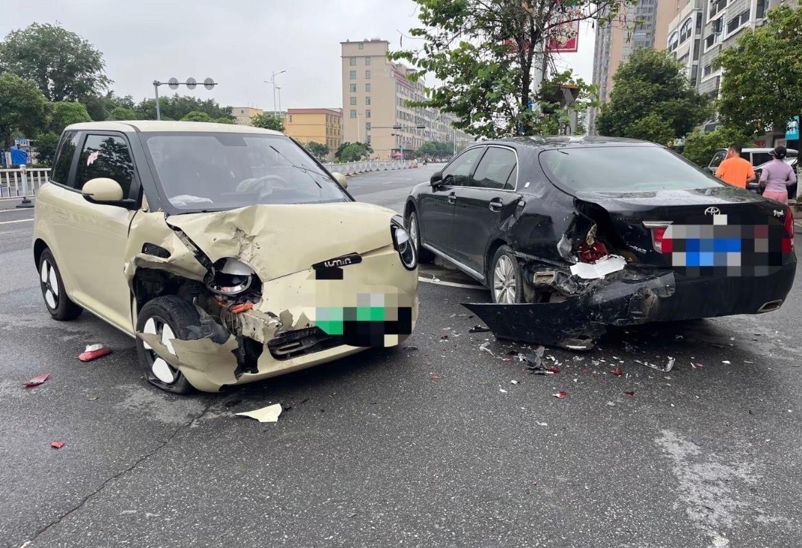 玉林某城国际南大门新能源小车和小车碰撞受损 玉林