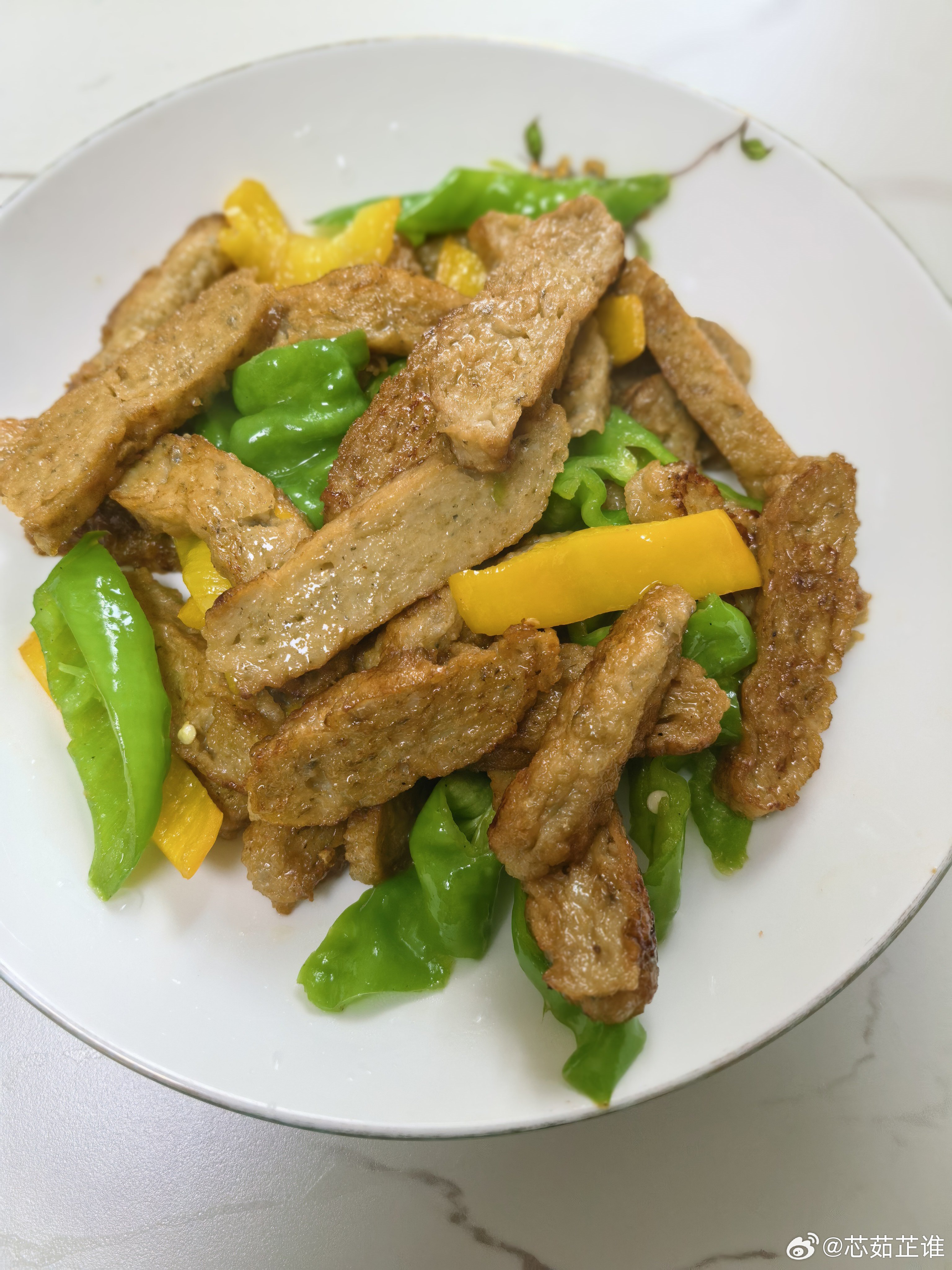 是日午餐……无衣腊肠蒸饭，辣椒炒鲮鱼饼。的容月无衣腊肠真的好吃啊