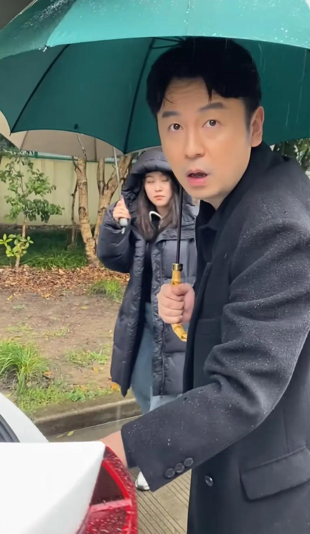 网友偶遇雷佳音，雷佳音本人挺帅的，很亲切的感觉，而且感觉他的头也不是很大啊！挺喜