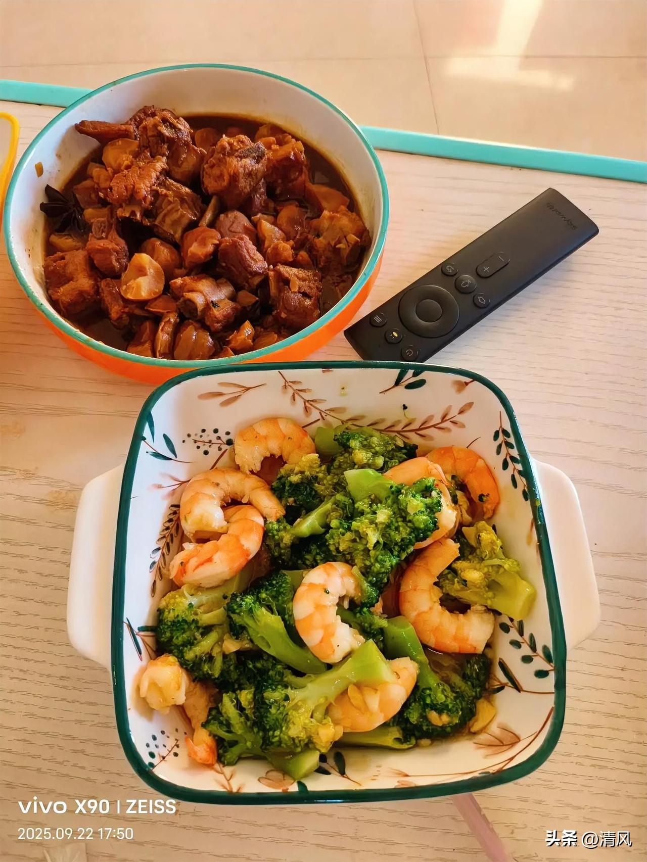 今晚这桌菜可太香了！刚炖好的酱排骨裹满浓稠的汤汁，啃一口软烂入味，连骨头缝儿都透