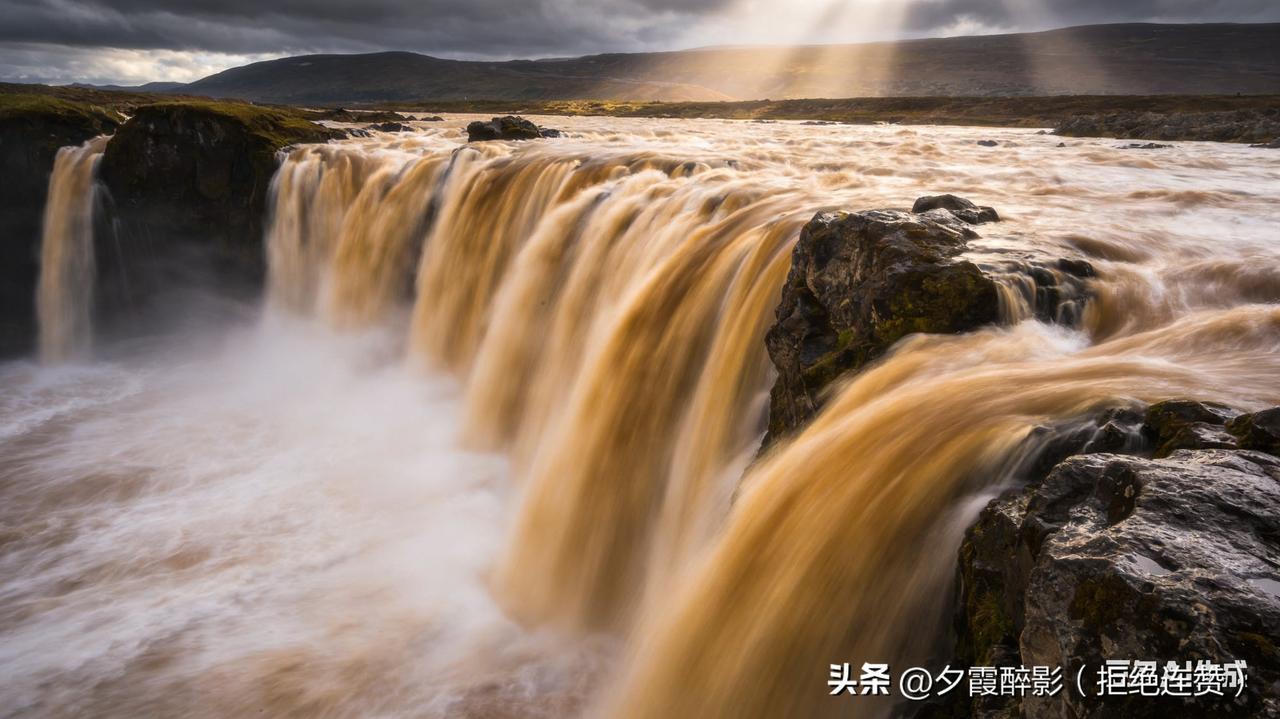 惊涛澎湃，
掀起万丈狂澜；
浊流宛转，
结成九曲连环。

吃早饭时，
和上初一的