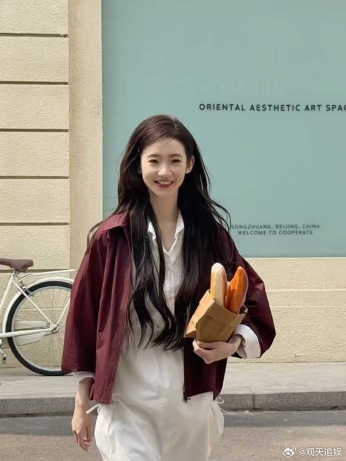 张艺凡演绎波司登泡芙氛围感拉满，版型好搭又暖和，冬日舒适又出片，狠狠期待和品牌再