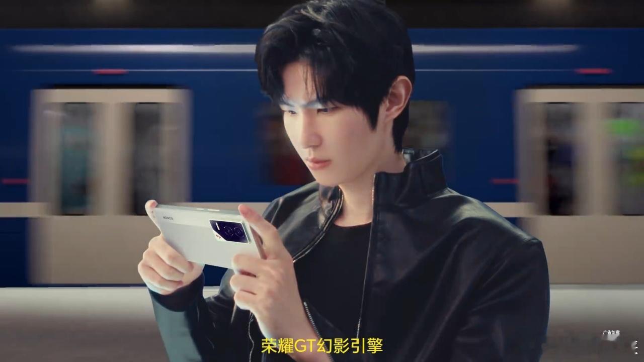 今天当我看了 荣耀GT性能调校官一诺 的发布会演示，冠军调校没得说，性能真的稳！