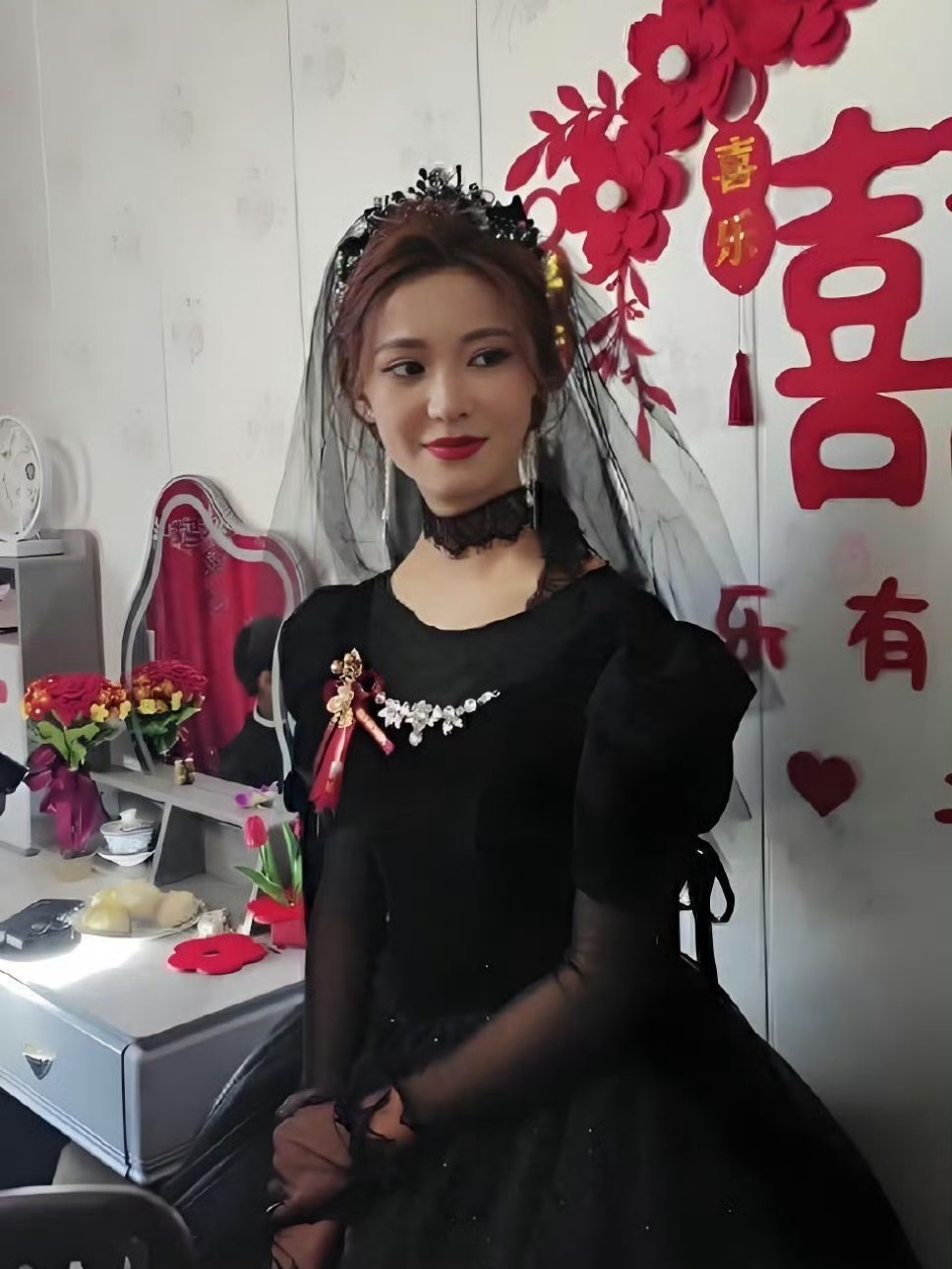 结婚穿黑色婚纱，这新娘子真有个性！ 