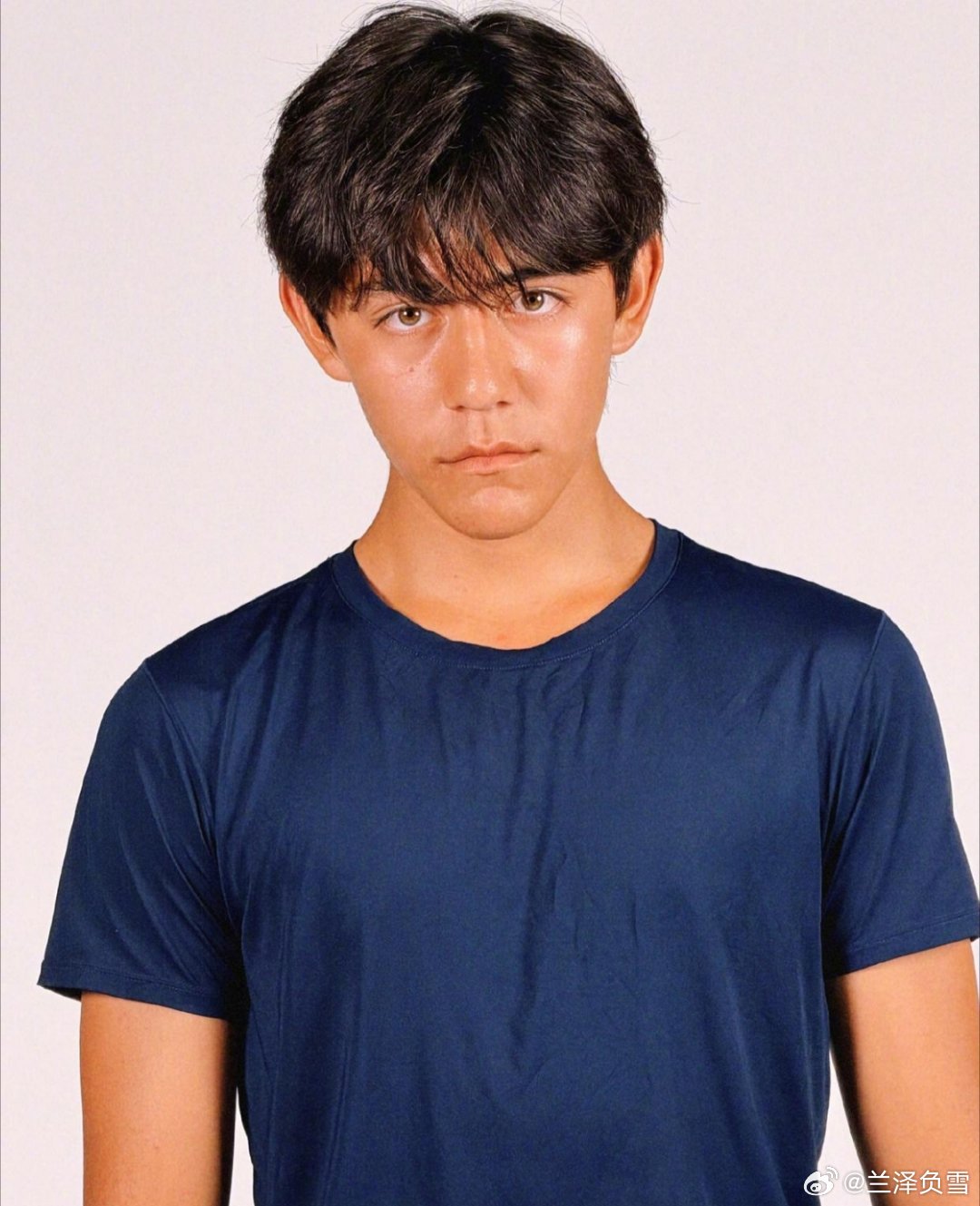 刘烨儿子诺一迎来16岁生日！安娜为儿子庆生，深蓝色短袖清爽出镜。越来越像妈妈安娜