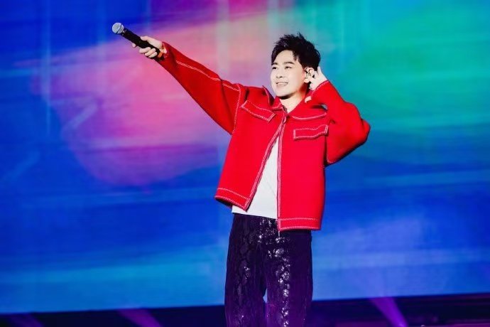 林志颖演唱会歌迷花式应援 林志颖平乡演唱会的歌迷也太拼了！抢不到票就爬树，树上老