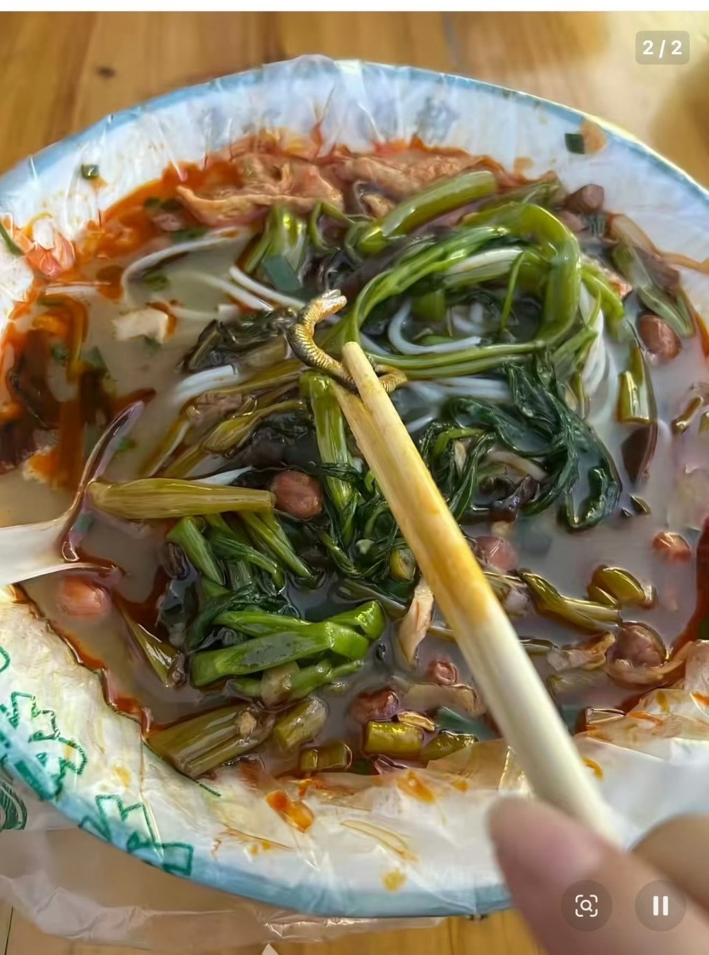 女子螺蛳粉摊吃出蛇6月27日广西南宁一女子在螺蛳粉摊就餐时，险些将一条小菜花蛇当