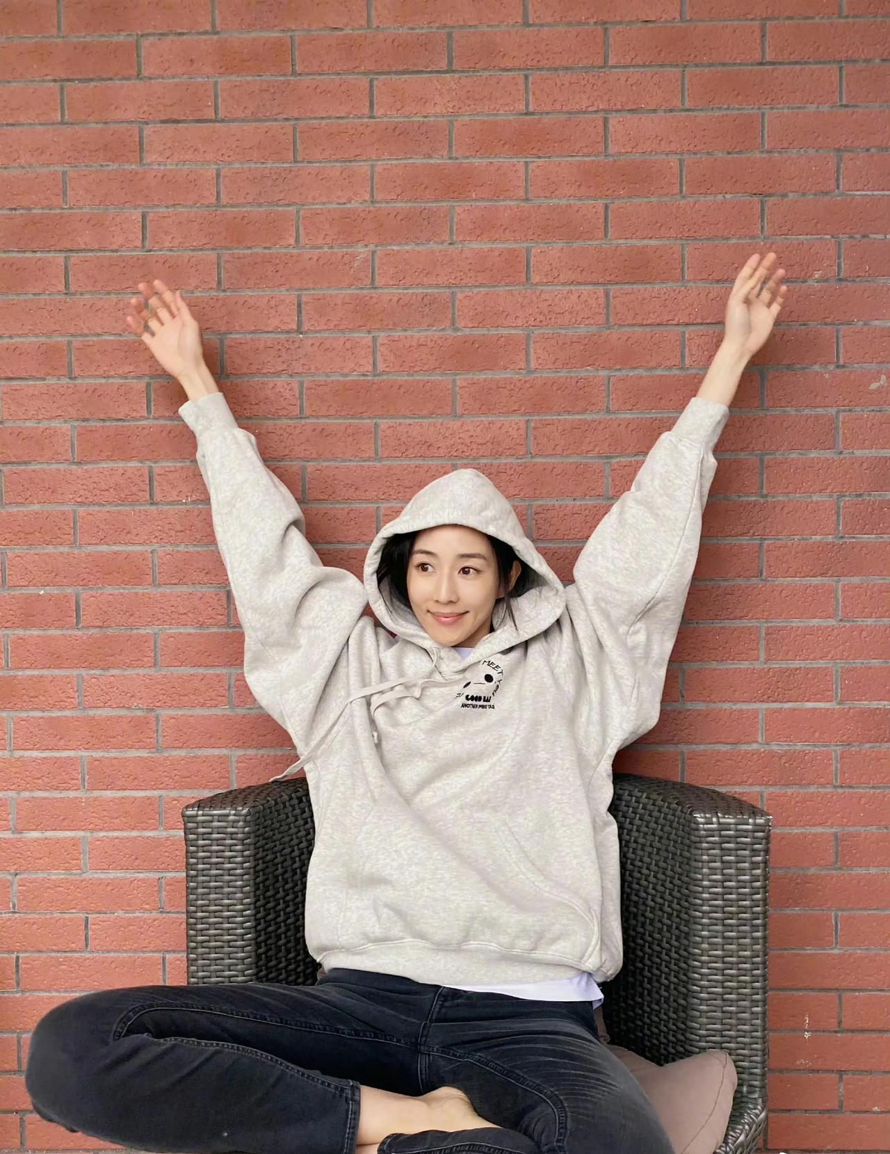 这张照片松弛感满满。一身休闲服的她少女感满满！没想到非表演专业出道的她演技也这么
