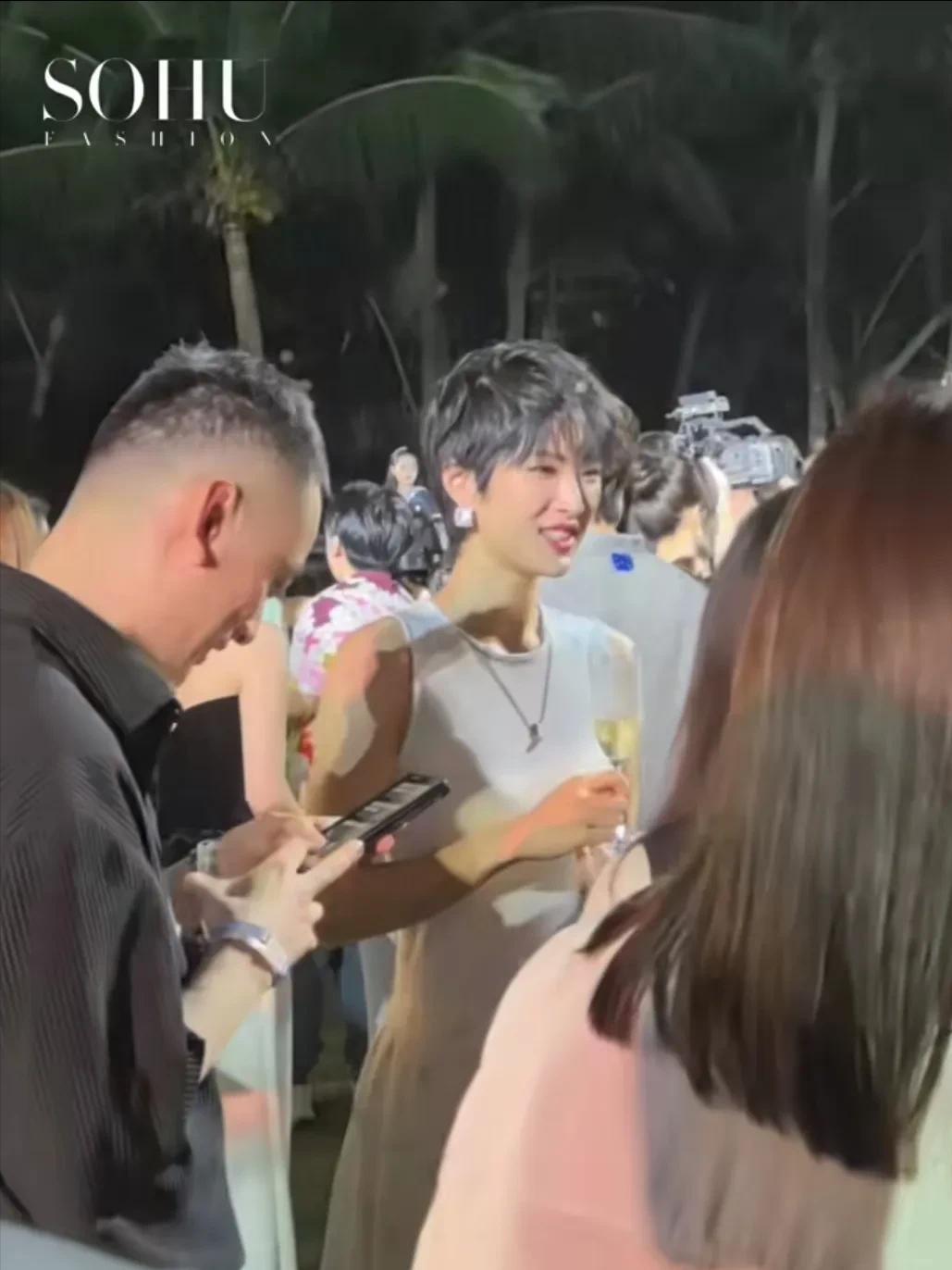 昨天姚安娜现身Pocket2发布会！在酒会上看她手腕上悬挂着的pocket2，小
