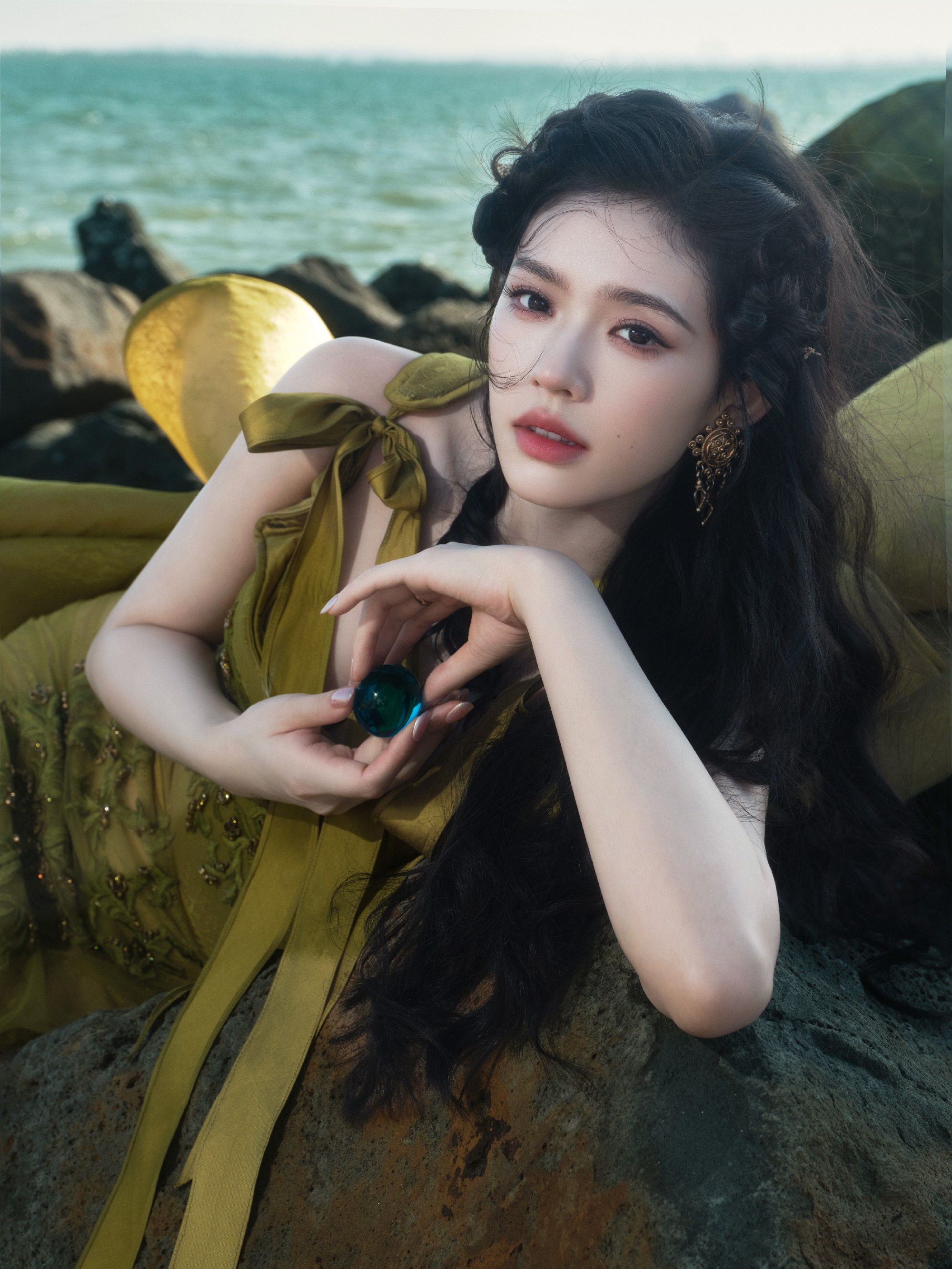 海岸吹来复古情致，鲜花自潮汐漫上轻纱林允摄影：姜佑霖 