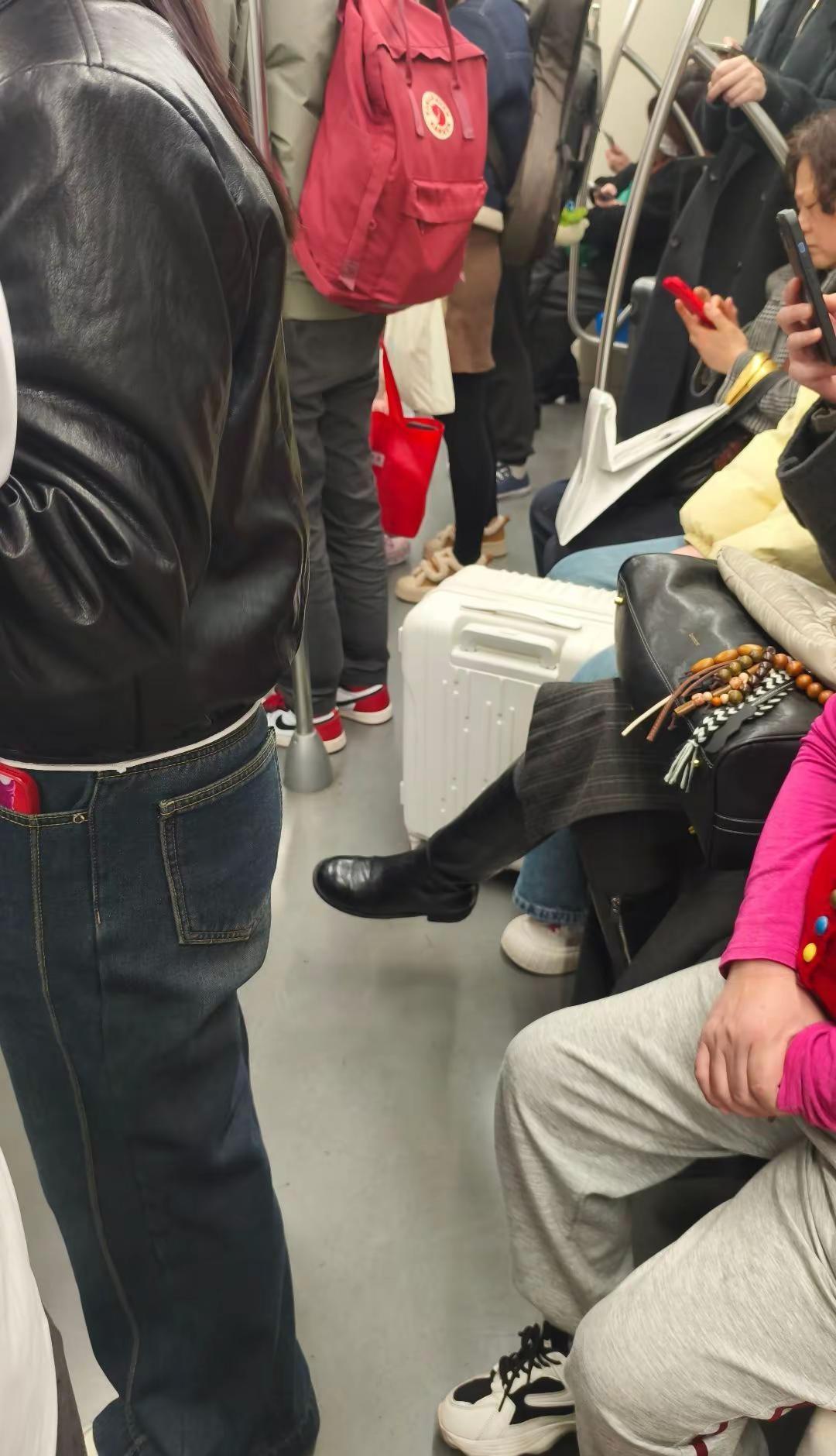 不是说空城了，这地铁上连个位置都没有上海