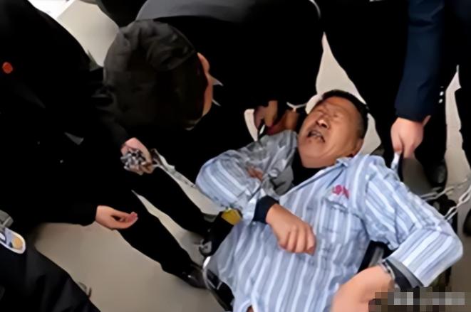 2015年，在京煤集团总医院霸占了病床3年的“钉子户”，被法院强制腾退床位，然而