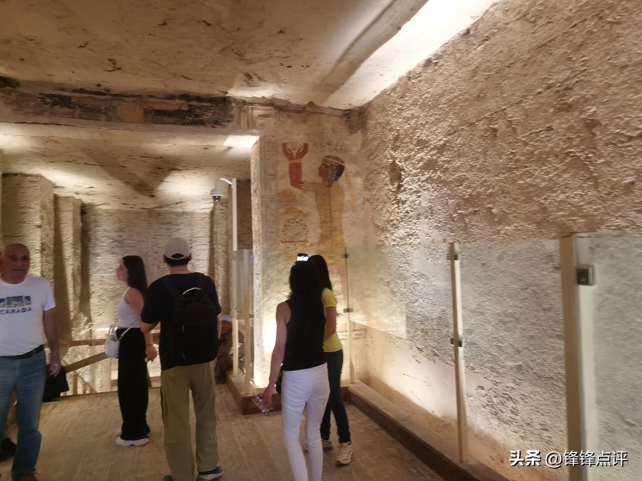 帝王谷我来了！去了三个法老的洞穴，墙画非常精美！特别是色彩还是很鲜艳如新！
但是