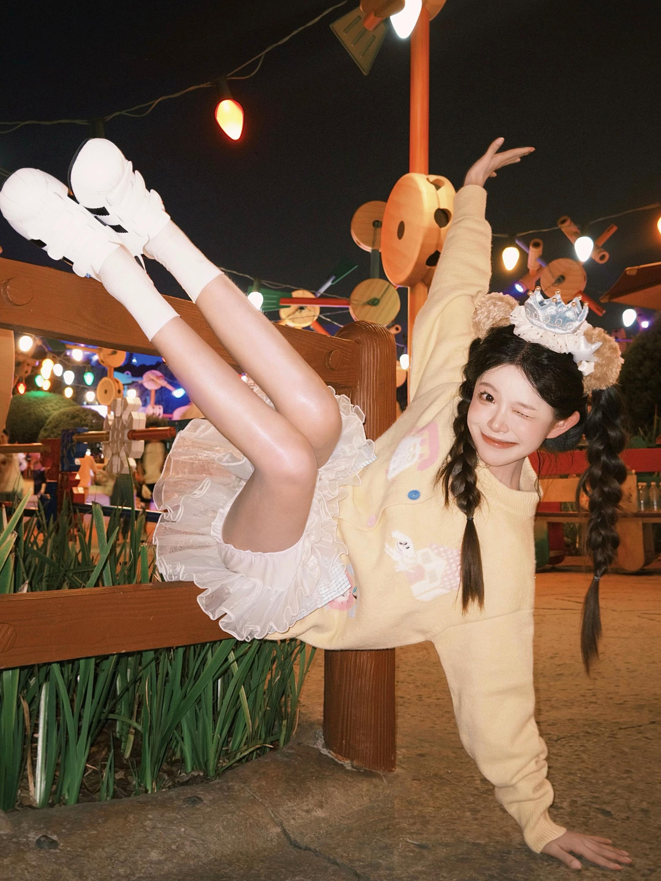 迪士尼拍照看我的≽^•༚• ྀི≼。