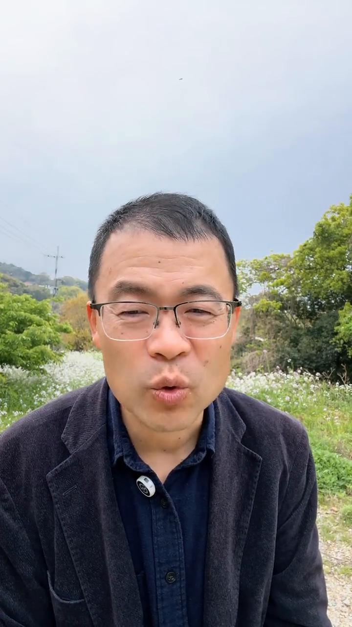 身后就是村子的博物馆，七百多人的小岛有个博物馆，博物馆里展出了什么？我就有几点非