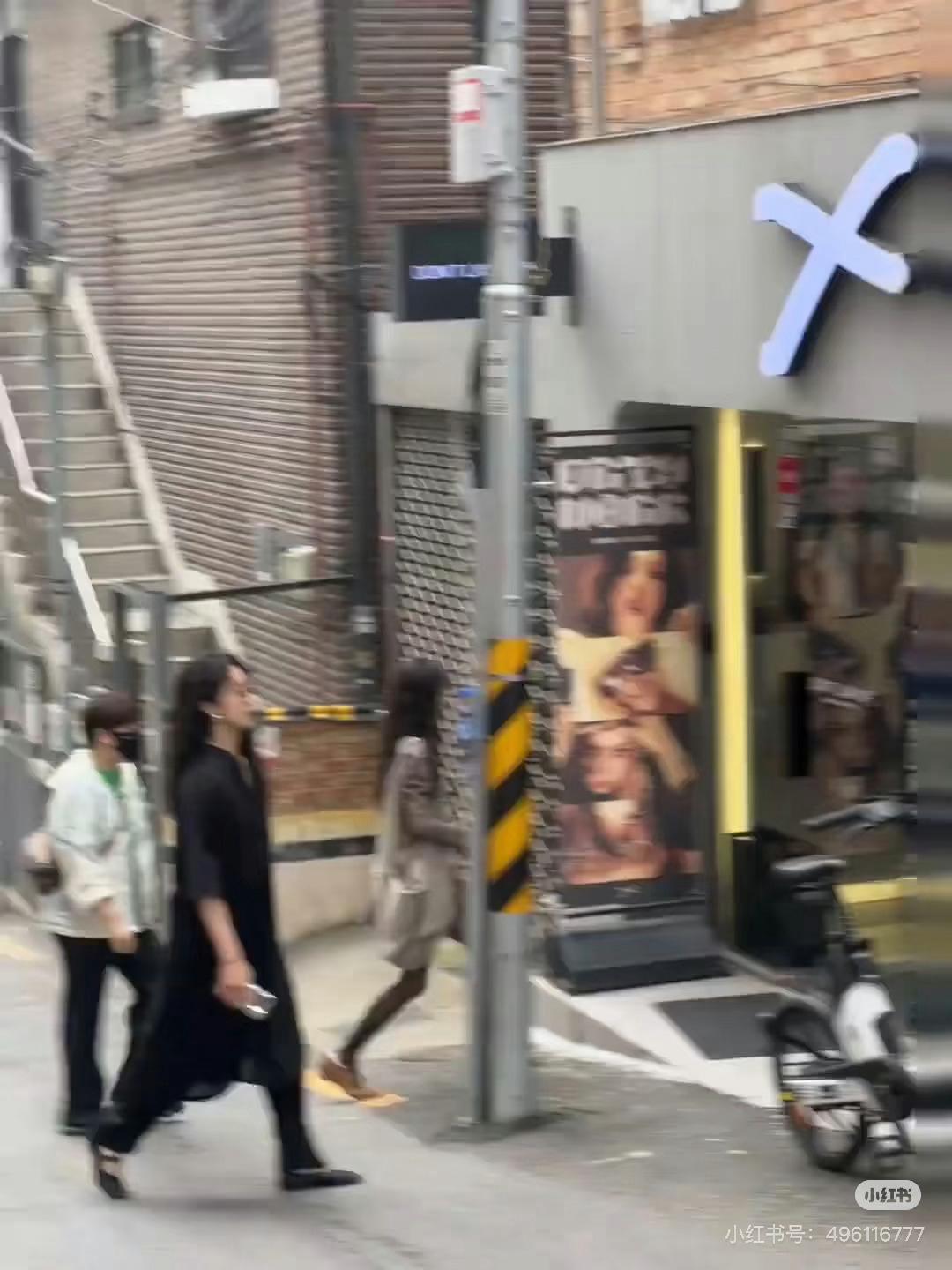 网友偶遇黄多多和妈妈在韩国逛街，美女氛围感如何？ ​​​