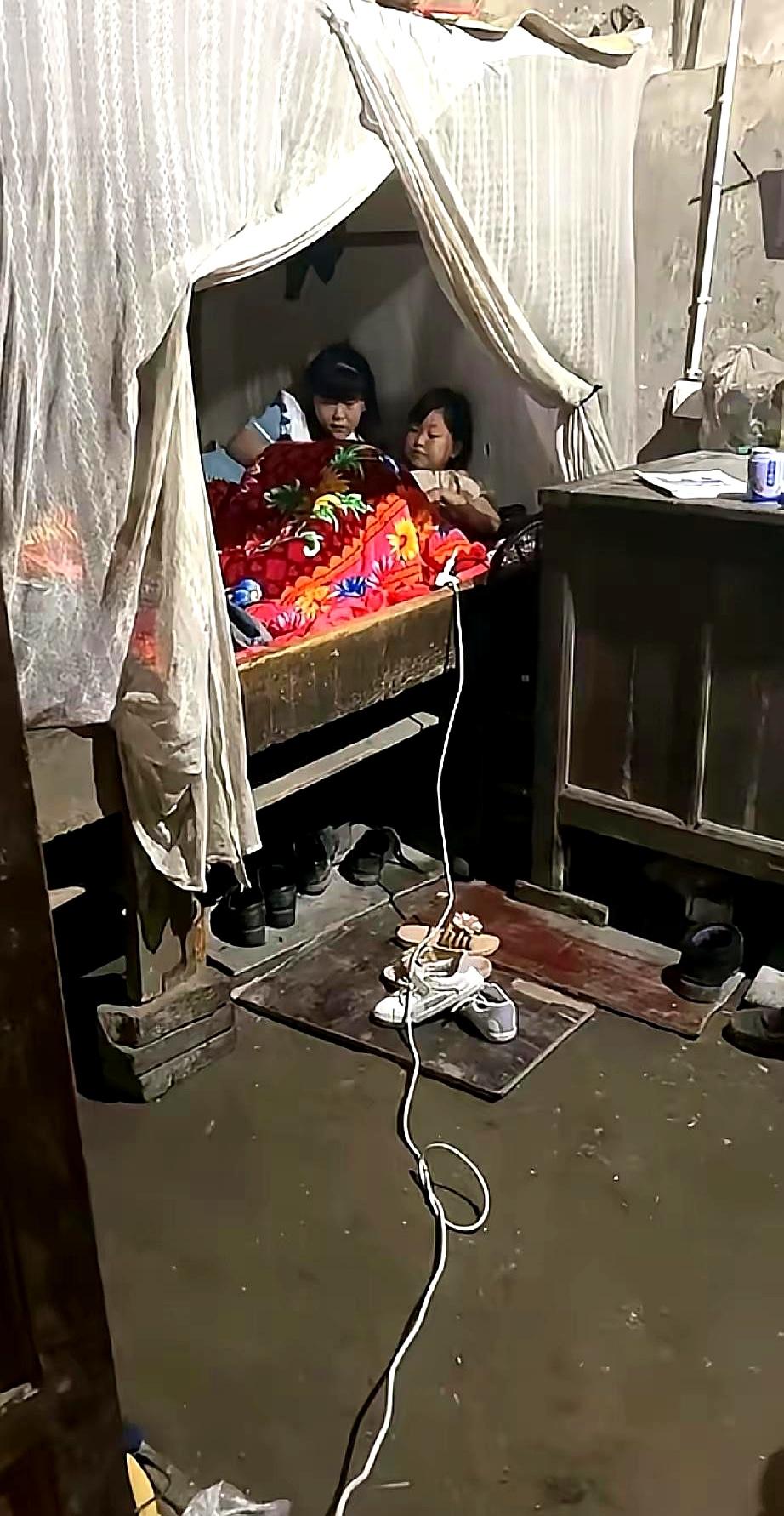 有些画面，你以为早就消失了，结果一抬头，它还在。
原文就一句话，“现在还有这种场