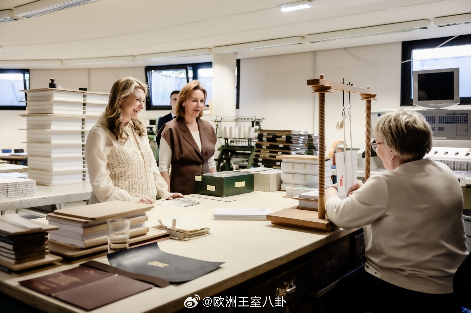 3.23 卢森堡大公夫人斯蒂芬妮探访丹妮尔·科勒-威廉姆斯的书籍装订工作室 