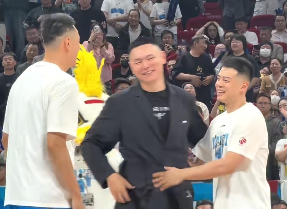 昨天下午，北京首钢男篮队长翟晓川在接受媒体采访时被问到81320（方硕、朱彦西、