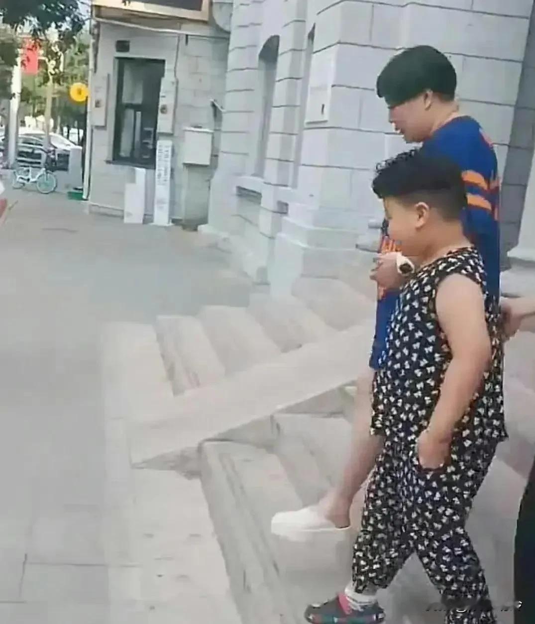 郭德纲一家子辨识度真高，在人群中你一眼撇过不用仔细看就能轻易认出来，即使你不知道