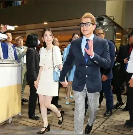 5月26日，郭富城携妻子方媛和两个女儿现身香港沙田马场，为名下赛驹“舞林密码”加