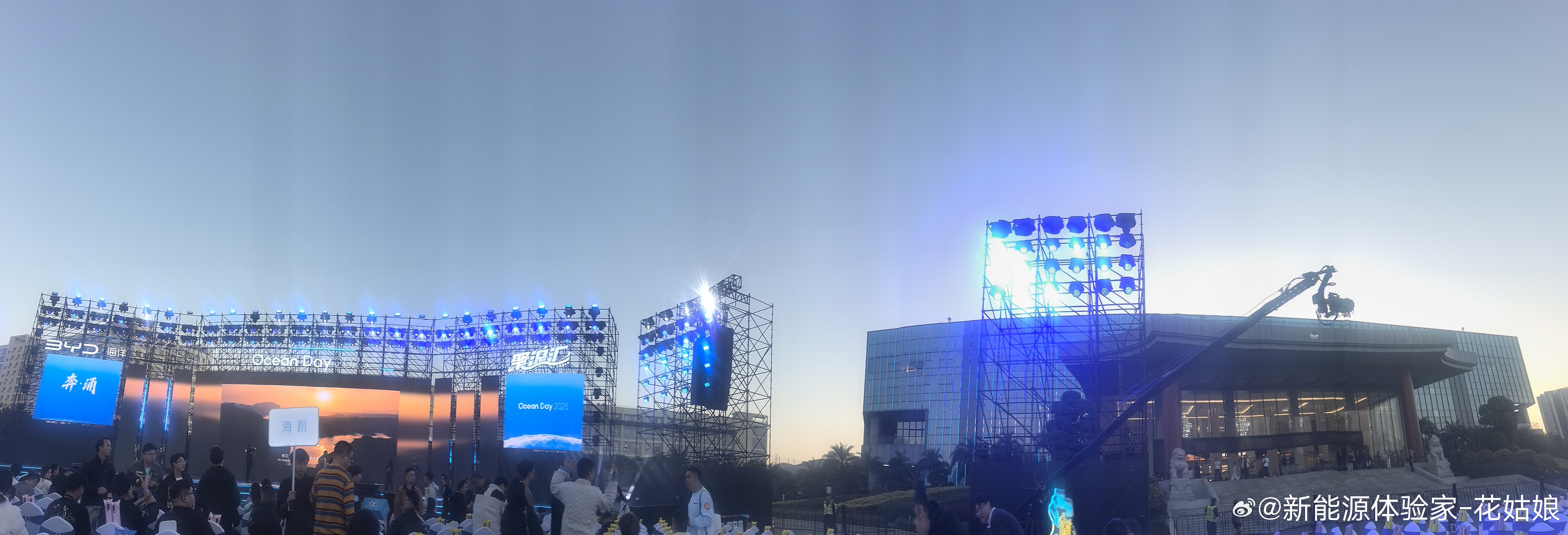 第一次坐在六角大楼门前参加活动，有点小冷比亚迪新能源汽车大v聊车新能源大牛说20